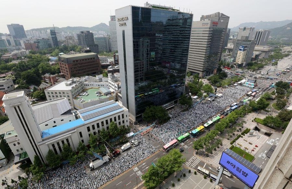 대한간호협회 간호사들이 12일 오후 서울 동화면세점 앞 세종대로에서 국제간호사의 날 기념 집회를 갖고 간호법 제정을 촉구하고 있다. / 뉴스1