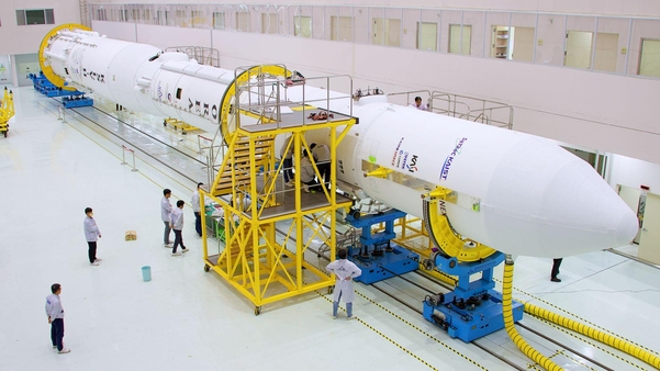 나로우주센터 발사체조립동에서 누리호 1·2단과 3단 결합 작업이 진행되고 있다. / 한국항공우주연구원