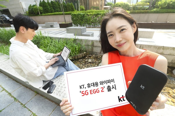 KT 직원들이 5G 에그2 제품을 사용해보고 있다./ KT