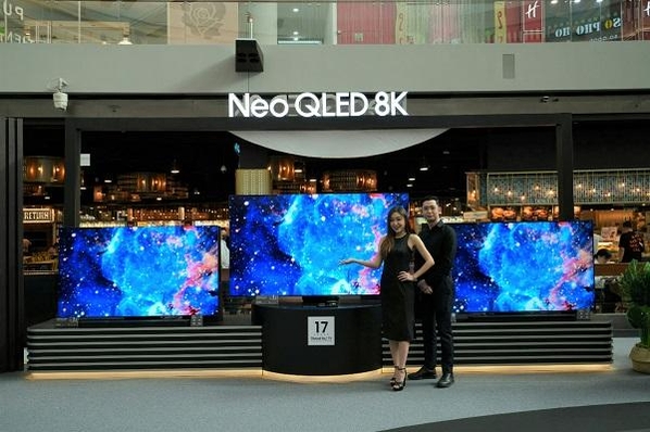 싱가포르 마리나 베이 샌즈에 마련한 삼성전자 TV 신제품 체험존에서 삼성전자 직원과 모델이 2023년형 네오 QLED 8K를 선보이고 있다. / 삼성전자