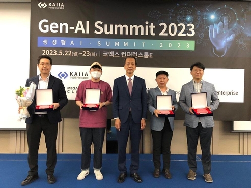 페르소나AI가 ‘제너레이티브 AI 서밋(Generative AI Summit) 2023’에서 생성 AI 부문 대상을 수상했다. / 페르소나AI