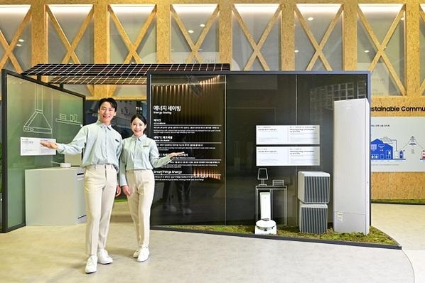 '기후산업국제박람회(WCE 2023)'에 마련된 삼성홍보관에서 삼성전자 모델이 지속가능한 일상을 위한 고효율 에너지 절감 가전과 환경을 생각하는 가전 제품을 소개하고 있는 모습 / 삼성전자