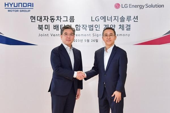 장재훈 현대차 대표(왼쪽), 권영수 LG에너지솔루션 대표(부회장)이 26일 서울 여의도 LG에너지솔루션 본사에서 북미 배터리 합작법인 설립 계약을 체결하고 기념촬영을 하고있다. / LG에너지솔루션