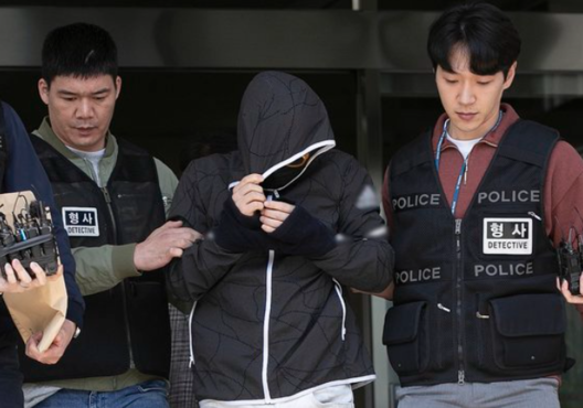 강남 납치·살해 사건'의 피의자 3명에게 범행을 지시한 것으로 의심되는 유모씨가 지난 4월 7일 오후 구속 전 피의자심문을 받기 위해 서울 강남구 수서경찰서에서 송치되고 있다. / 뉴스1