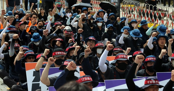 25일 서울 용산구 전쟁기념관 앞에서 열린 금속노조 결의대회. / 뉴스1