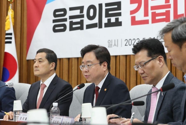조규홍 보건복지부 장관(왼쪽에서 두 번째)이 지난달 31일 오후 서울 여의도 국회에서 열린 응급의료 긴급대책 당정협의에서 발언을 하고 있다. / 뉴스1