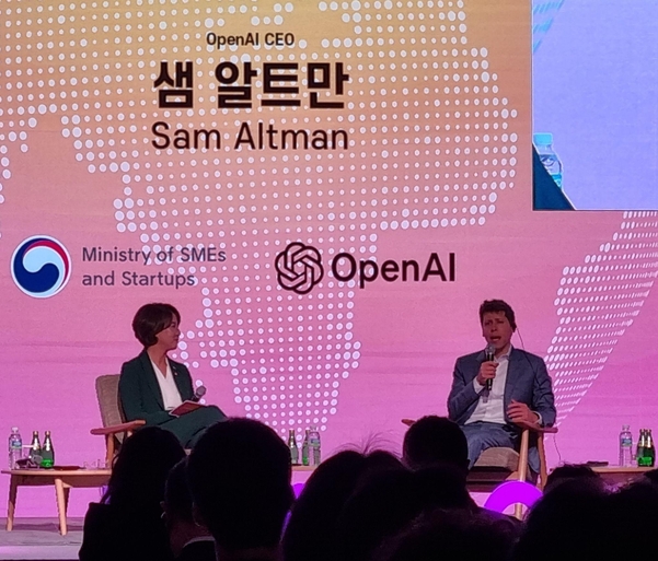 한국을 처음 방문한 샘 알트만 오픈AI CEO가 이영 중기부 장관의 질의에 답변하고 있다. / 이선율 기자