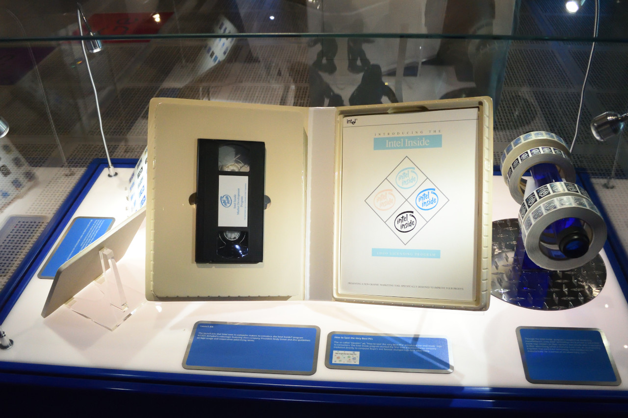 ‘인텔 인사이드’ 프로그램 초창기의 자료가 담긴 비디오 테이프 / 권용만 기자