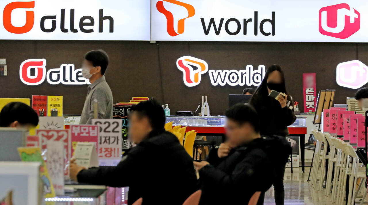 지난 2월16일 오후 서울 구로구 신도림테크노마트 휴대폰 매장 앞으로 시민들이 지나가고 있다. / 뉴스1