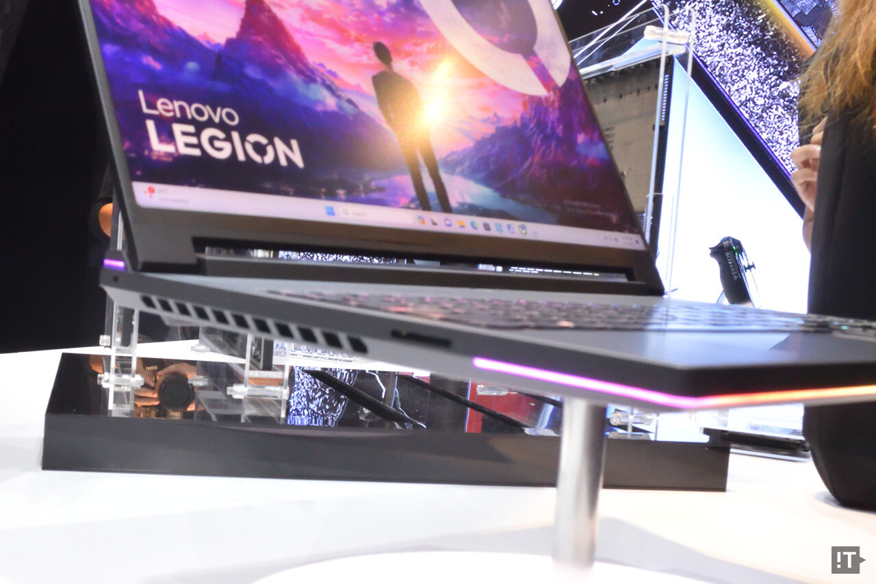 시스템 TDP 230W 디자인임에도 두께는 최대 22.7mm 정도로 얇게 유지했다 / 싱가포르=권용만 기자