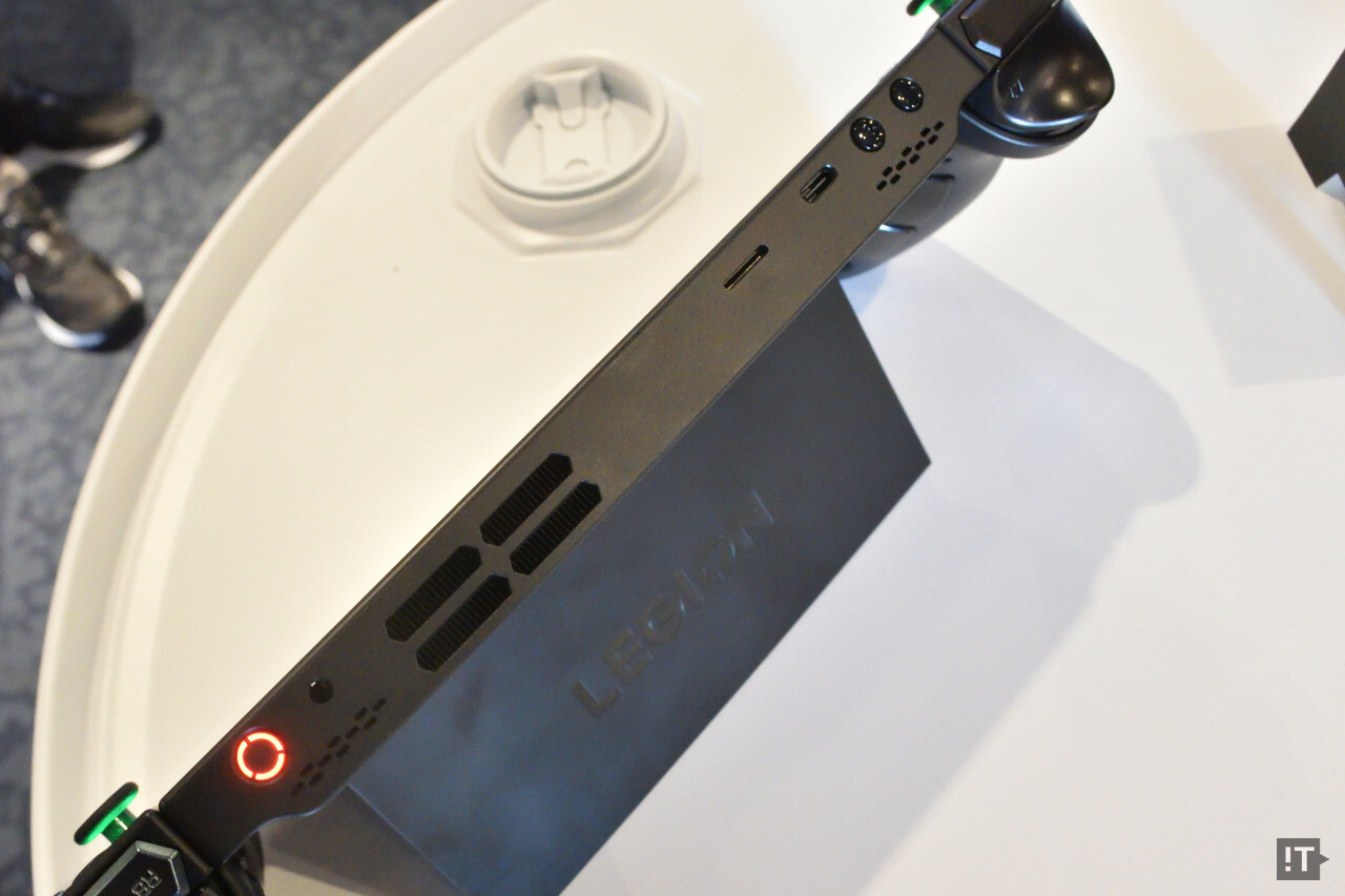 주요 버튼과 포트는 기기 위쪽에 대부분 배치됐다 / 싱가포르=권용만 기자