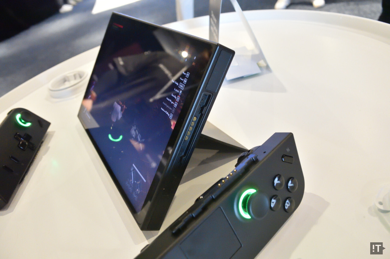 제품 양 옆의 컨트롤러는 원터치로 분리할 수 있다 / 싱가포르=권용만 기자