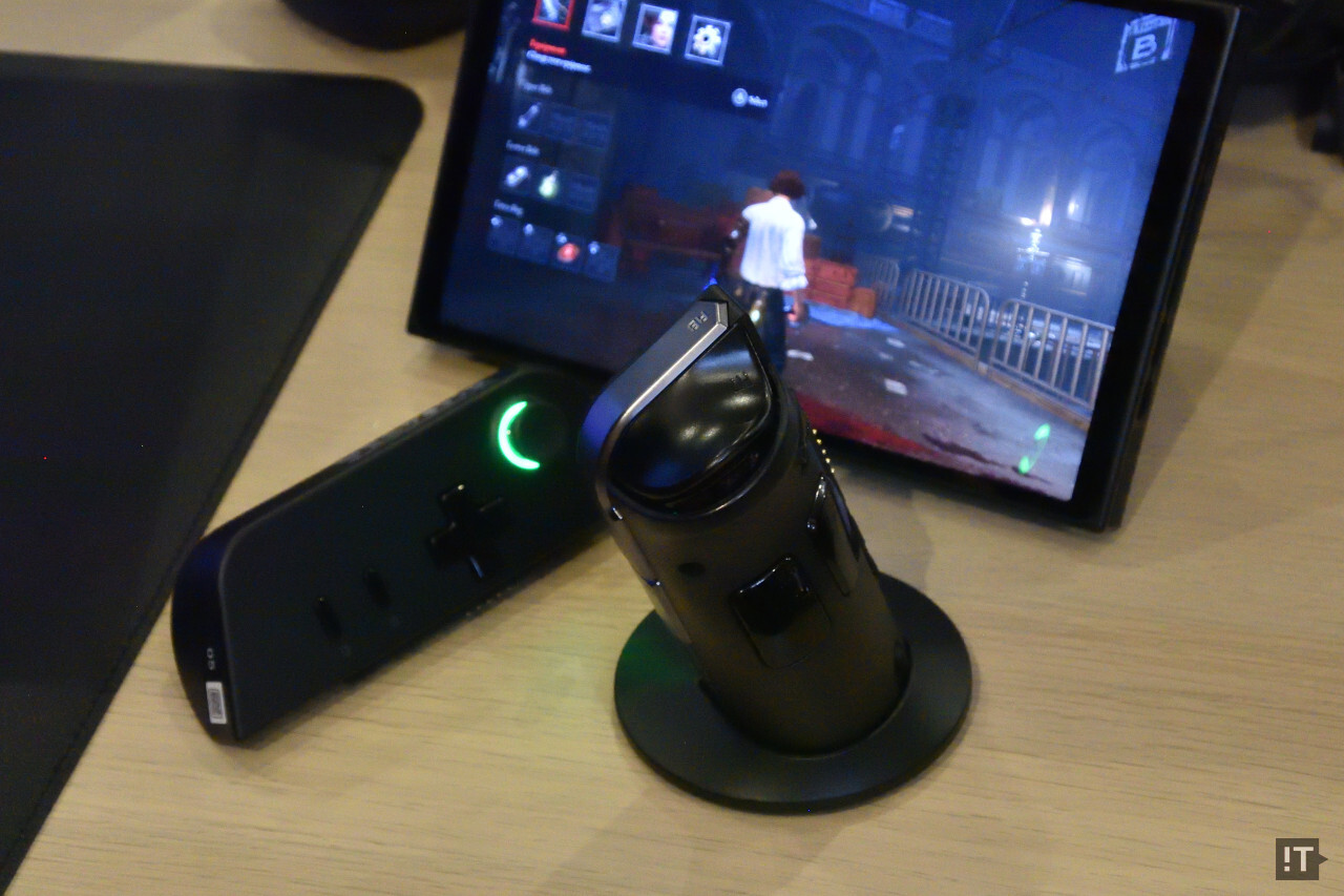 오른쪽 컨트롤러는 분리 후 마우스처럼 쓸 수도 있다 / 싱가포르=권용만 기자