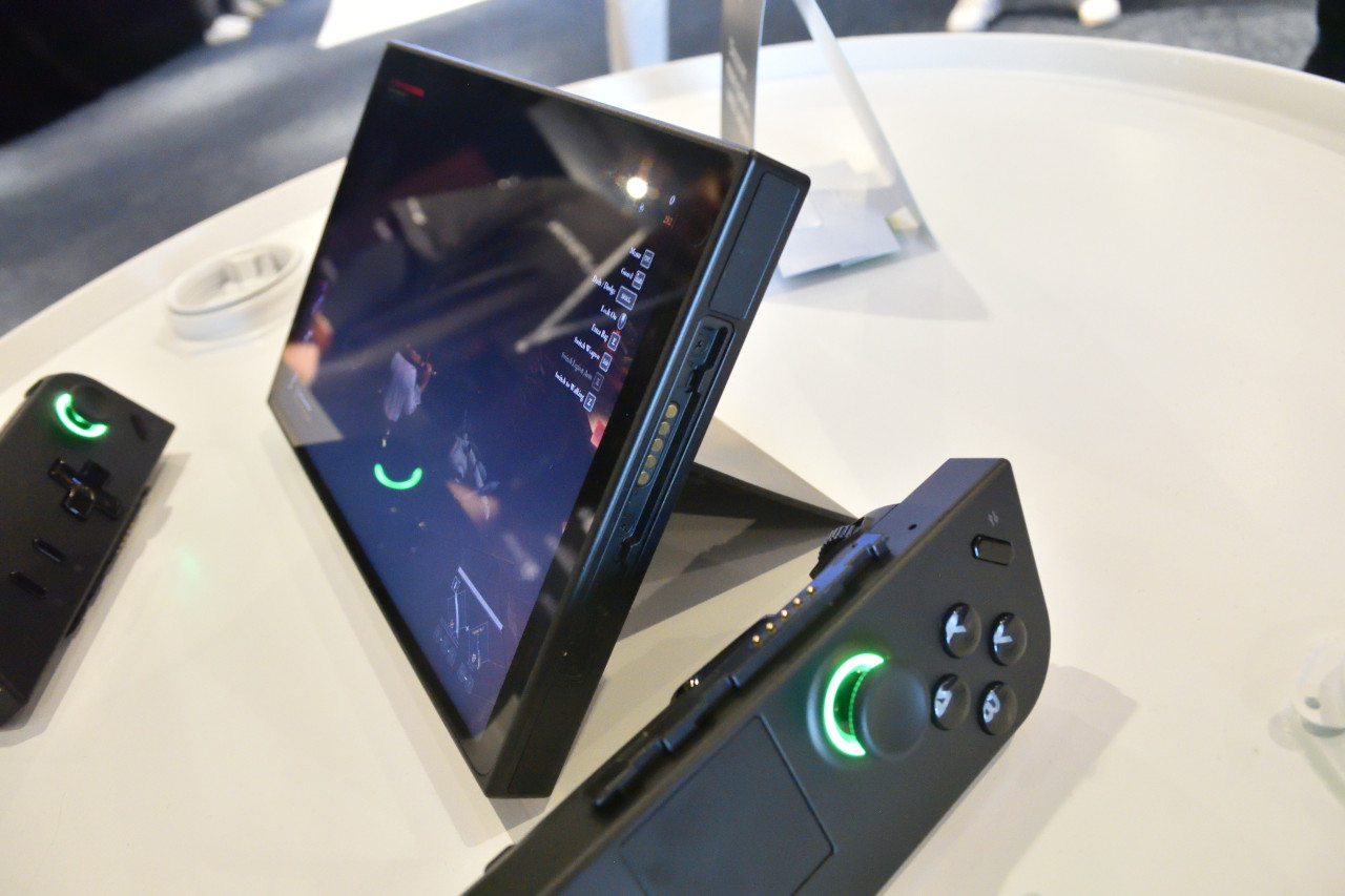 컨트롤러와 베이스 모듈이 분리 가능한 설계가 특징이다. / 싱가포르=권용만 기자