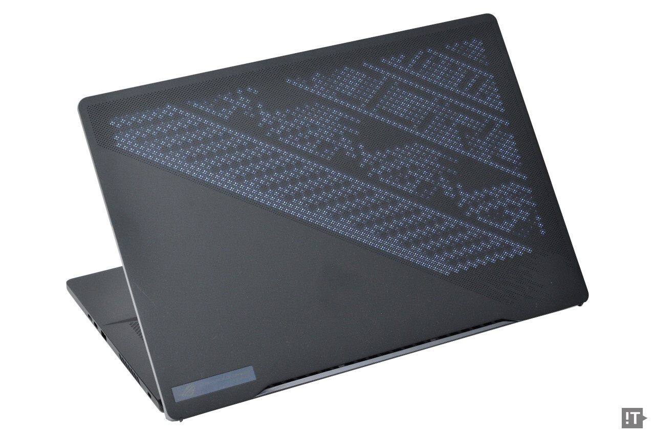 ROG 제피러스 M16의 상판 디자인은 절반이 ‘사용자 정의’다. / 권용만 기자