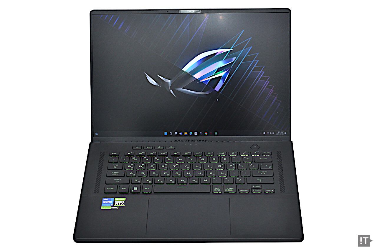 16인치 디스플레이에 텐키리스 키보드 조합으로 이동성 측면을 강조했다. / 권용만 기자