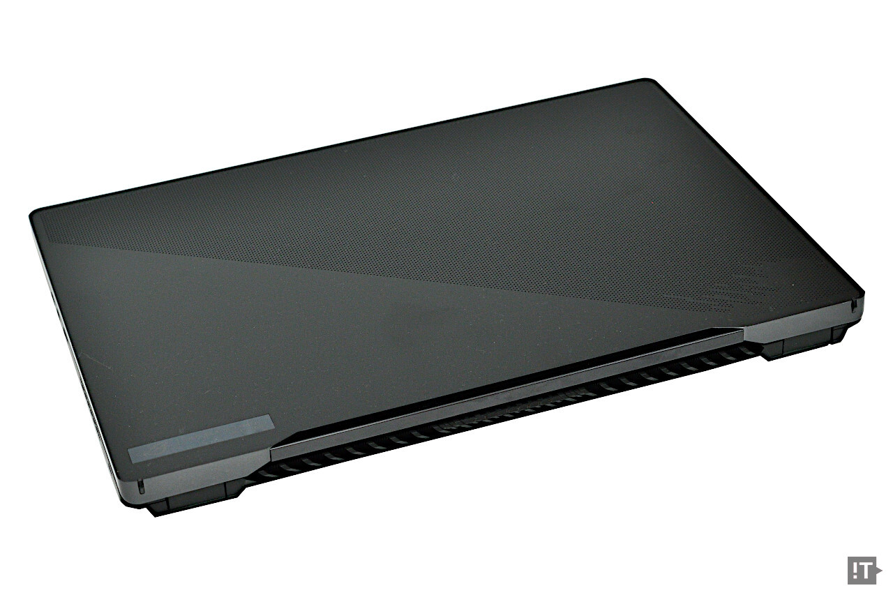 제법 얇고 가벼운 본체지만, 노트북 PC에 필요한 모든 부분을 빠짐없이 갖췄다. / 권용만 기자