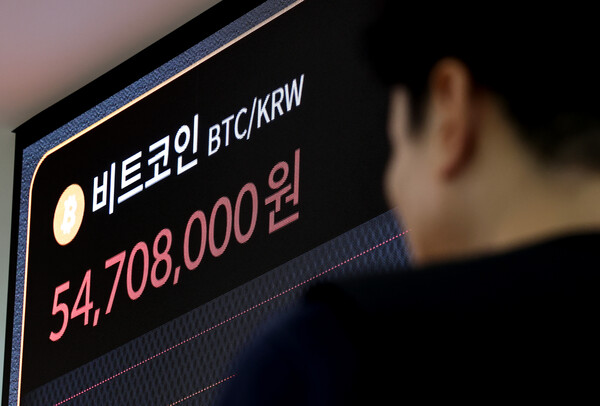 서울 강남구 빗썸고객센터 전광판에 비트코인 시세가 표시되고 있다. /뉴스1