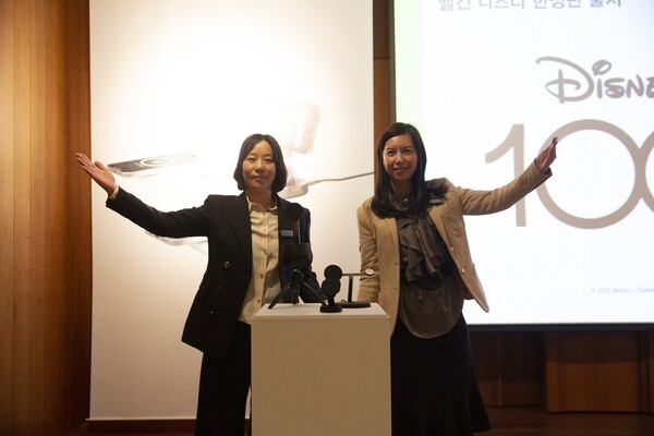 신지나 한국벨킨 지사장(사진 왼쪽)과 제니 응 벨킨 아시아 총괄 대표가 신제품을 공개하고 있다. / 벨킨