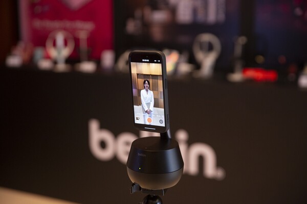 오토 트래킹 스탠드 프로를 시연하는 모습. / 벨킨