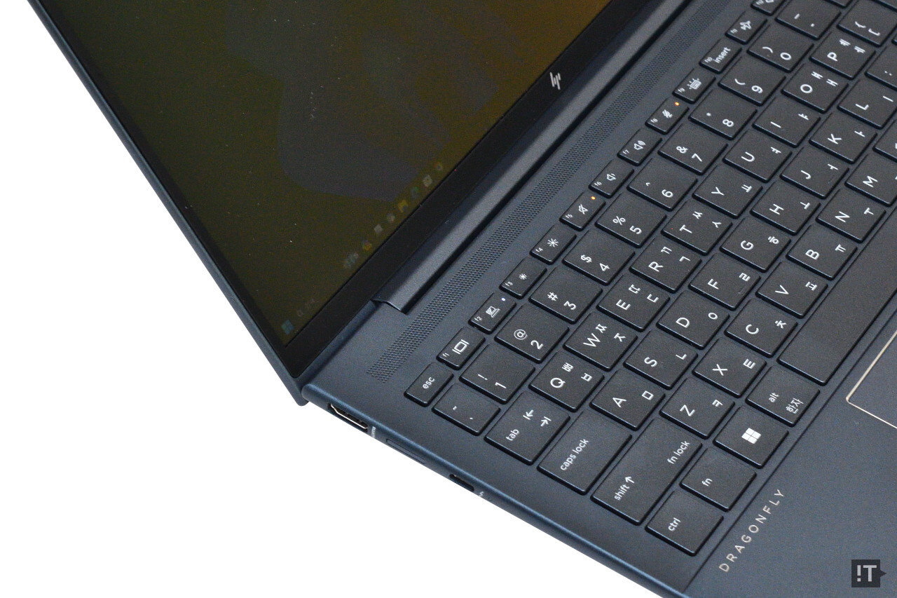 ‘슈어 뷰’는 버튼 하나로 디스플레이의 시야각을 줄일 수 있다. / 권용만 기자