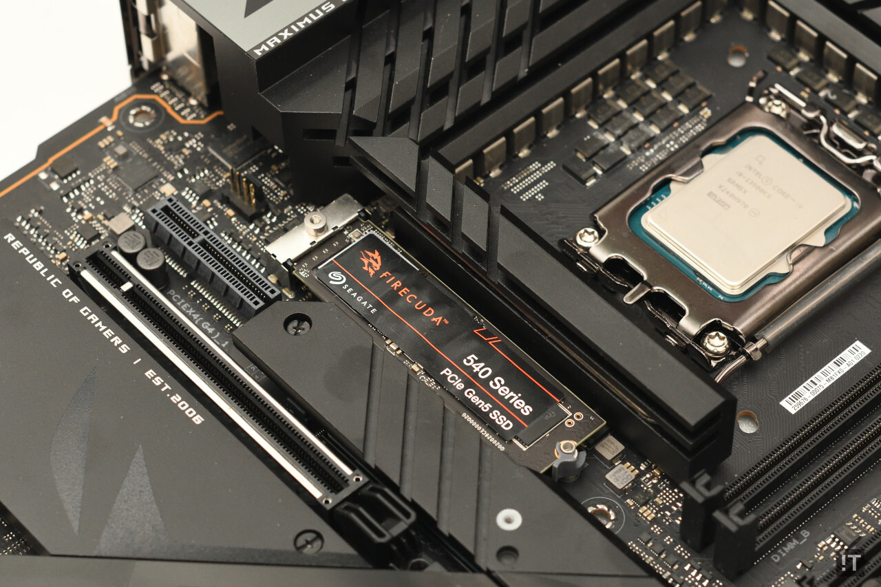 PCIe 5.0 M.2 소켓을 지원하는 메인보드에서 제 성능을 낼 수 있다. / 권용만 기자