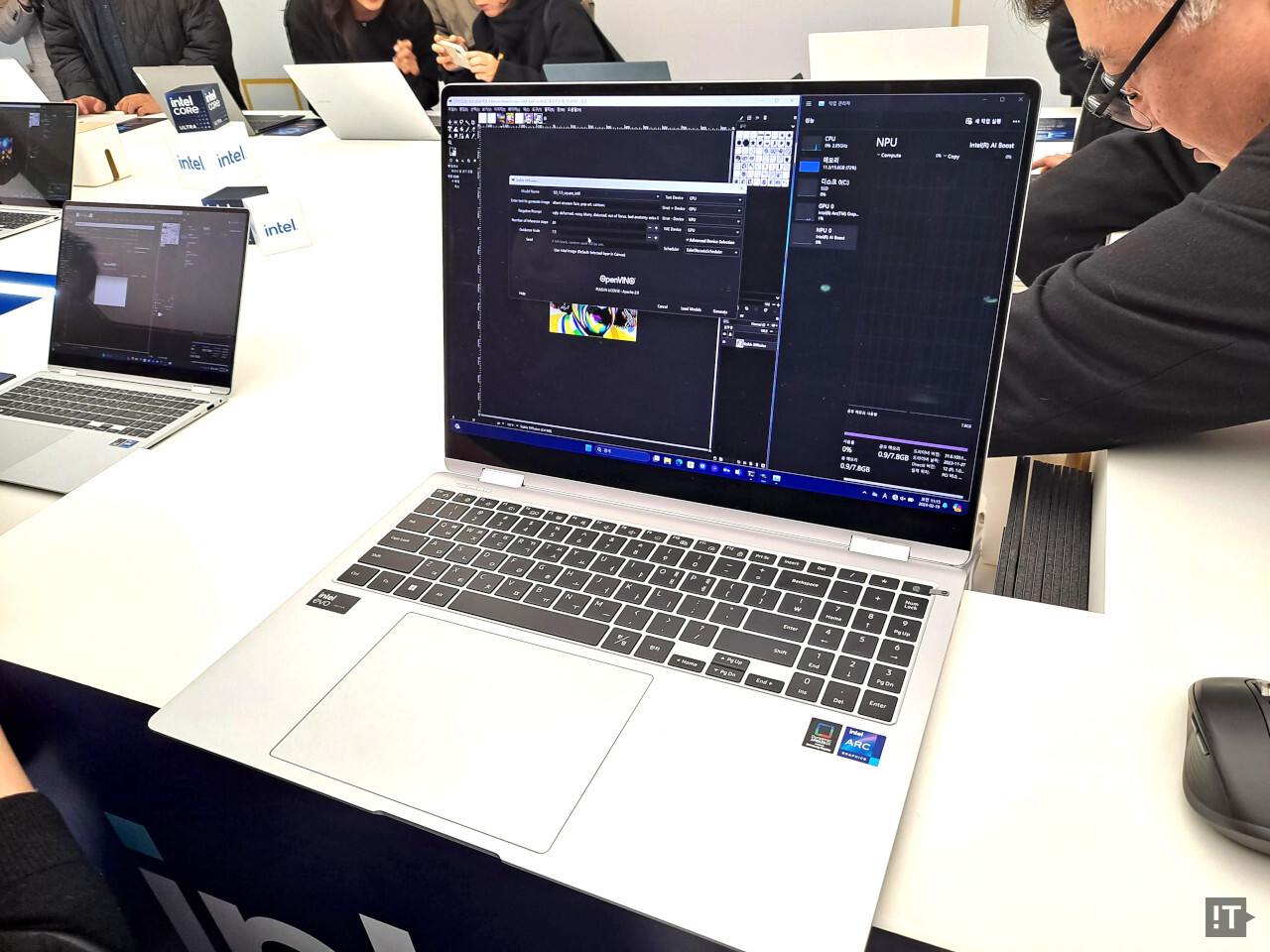삼성 ‘갤럭시 북4 프로 360’ 등으로 AI 이미지 생성 체험을 할 수 있다. / 권용만 기자
