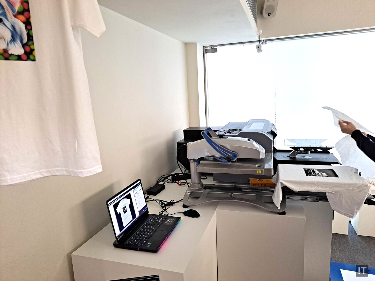 AI로 생성한 이미지가 마음에 들면, 티셔츠에 프린팅해서 가져갈 수도 있다. / 권용만 기자