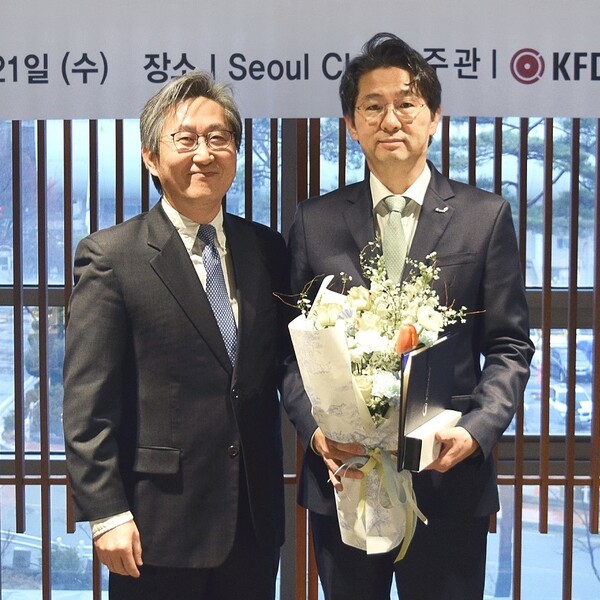 정문목 동원홈푸드 대표(오른쪽), 양송화 한국식자재유통협회장. / 동원홈푸드