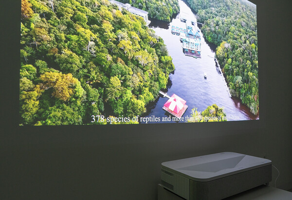 EH-LS800W는 ‘4000 루멘(lm)’ 밝기를 제공한다. / 조상록 기자