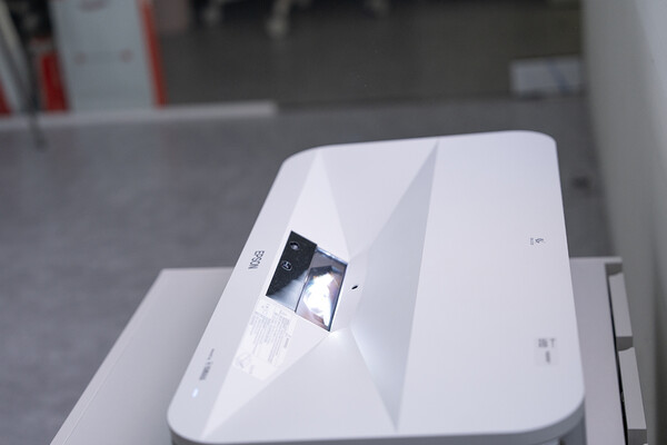 EH-LS800W의 경우 9.8cm 거리에서 100인치 화면을 구현할 수 있다. / 조상록 기자