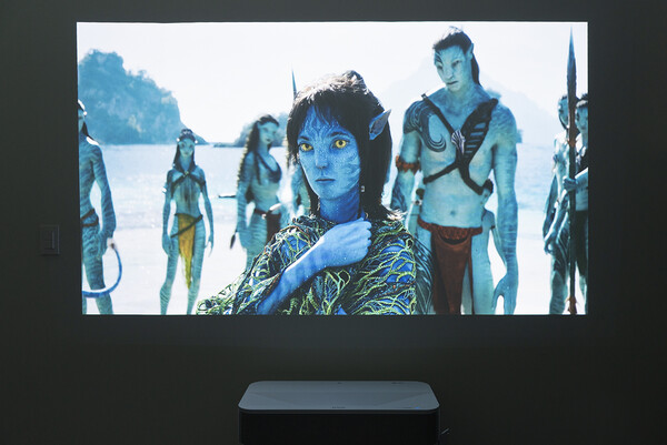 벽과 가까이 붙여도 100인치의 넓은 화면을 구현한다. / 조상록 기자