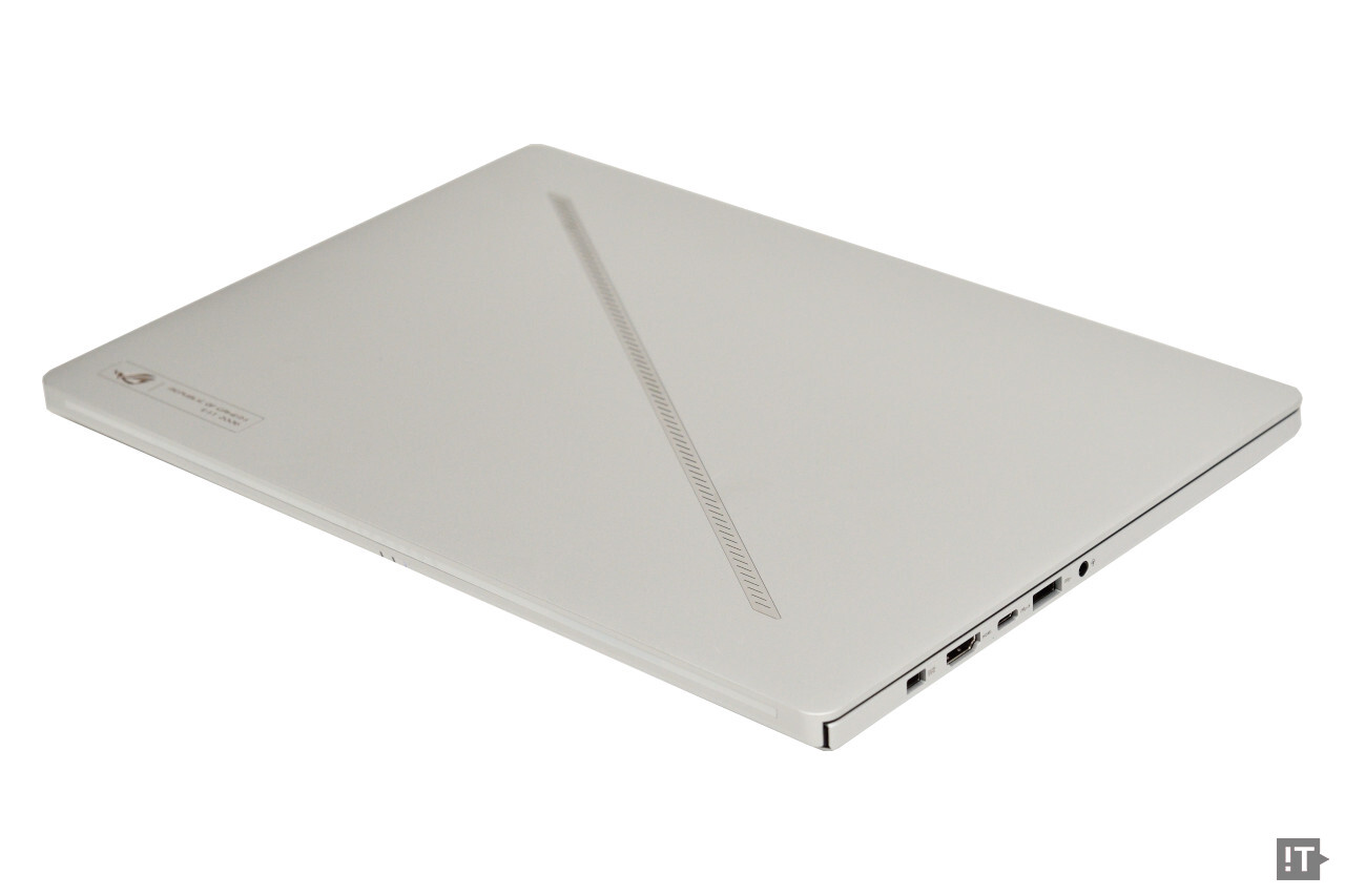 제품의 좌측에는 주요 확장 포트와 함께, 두 가지 방식의 충전 가능한 포트가 있다. / 권용만 기자