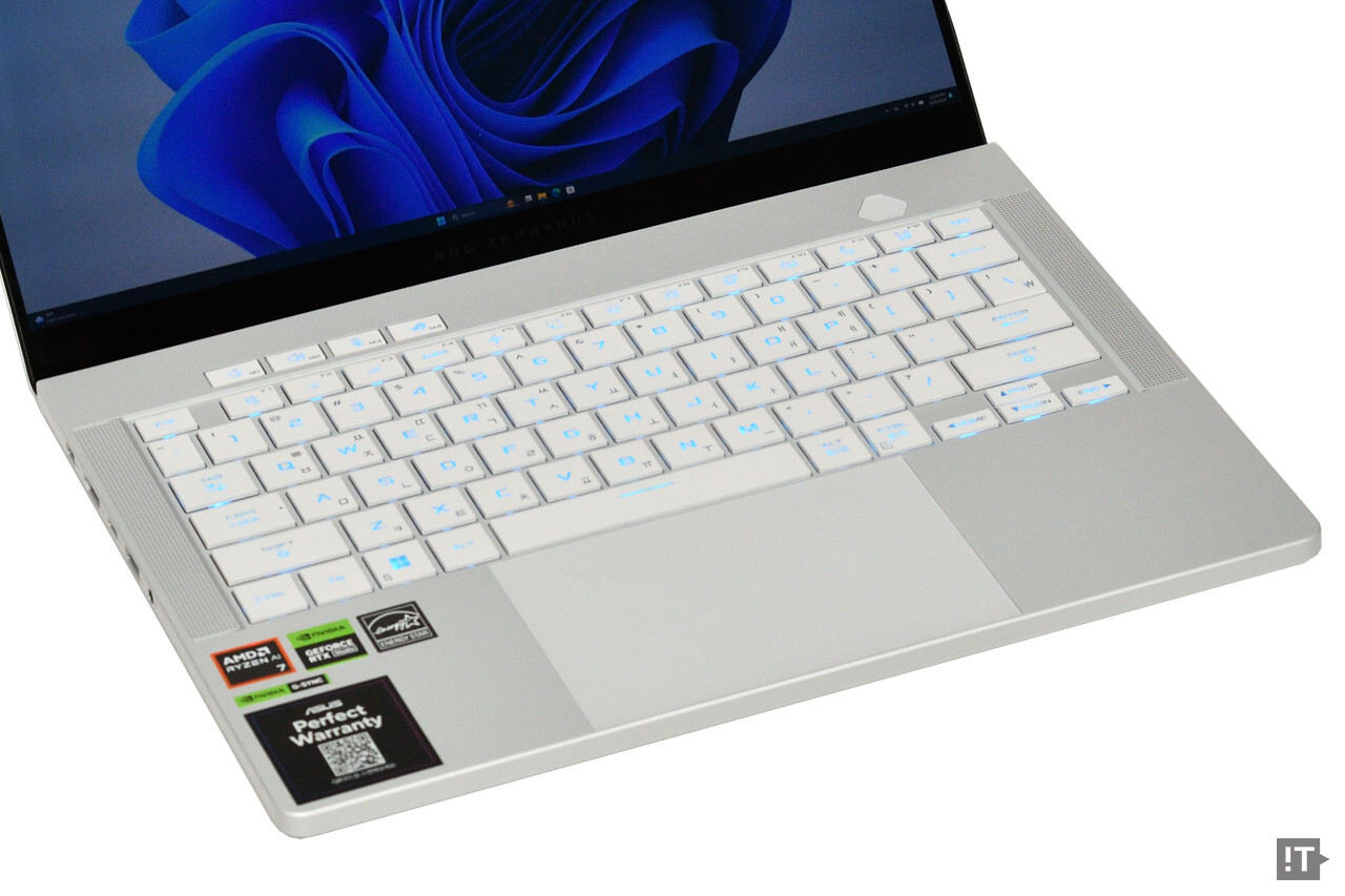 키보드는 키캡의 이중사출 인쇄가 조금 아쉬운 모습이다. / 권용만 기자