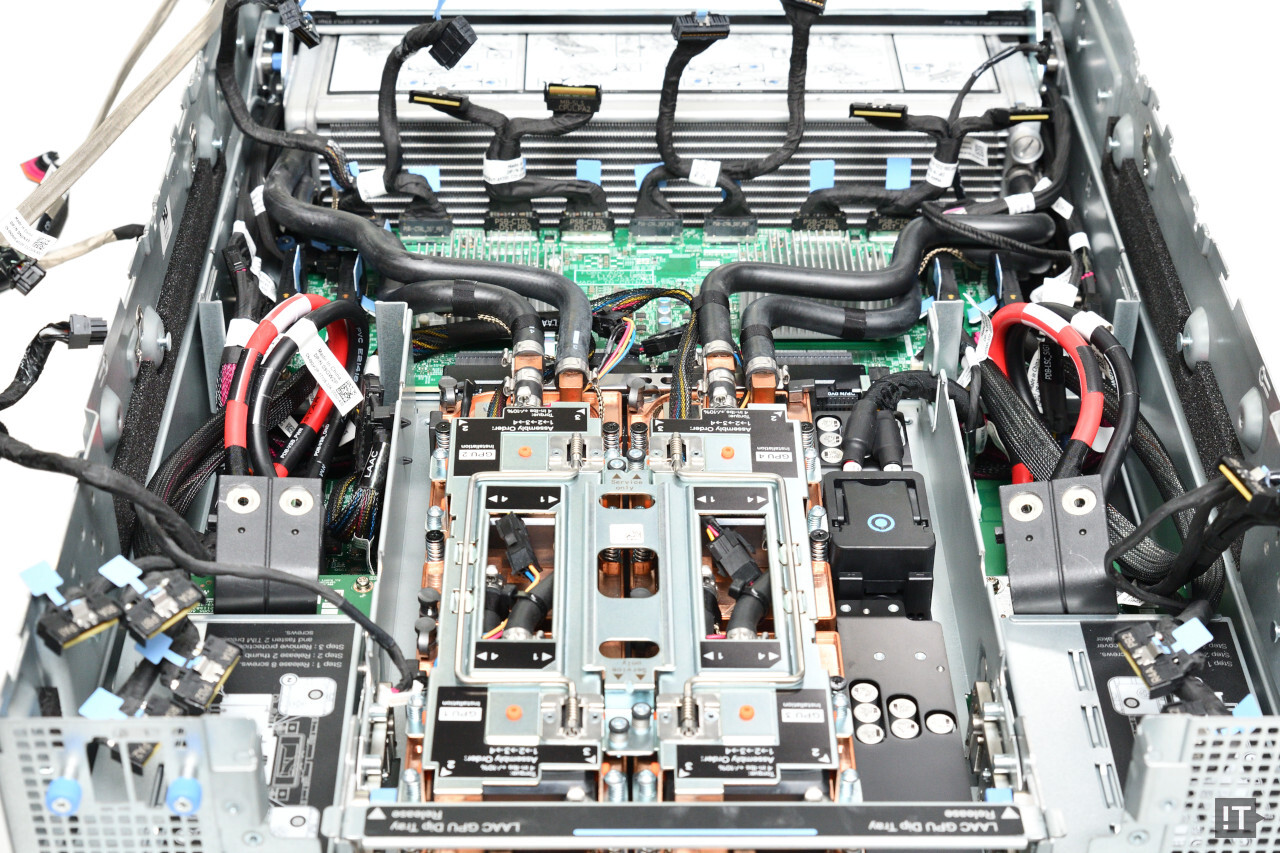 델 파워엣지 XE8640의 GPU부는 내부적으로는 ‘폐쇄형 수랭식’ 쿨링 구성이다. / 권용만 기자