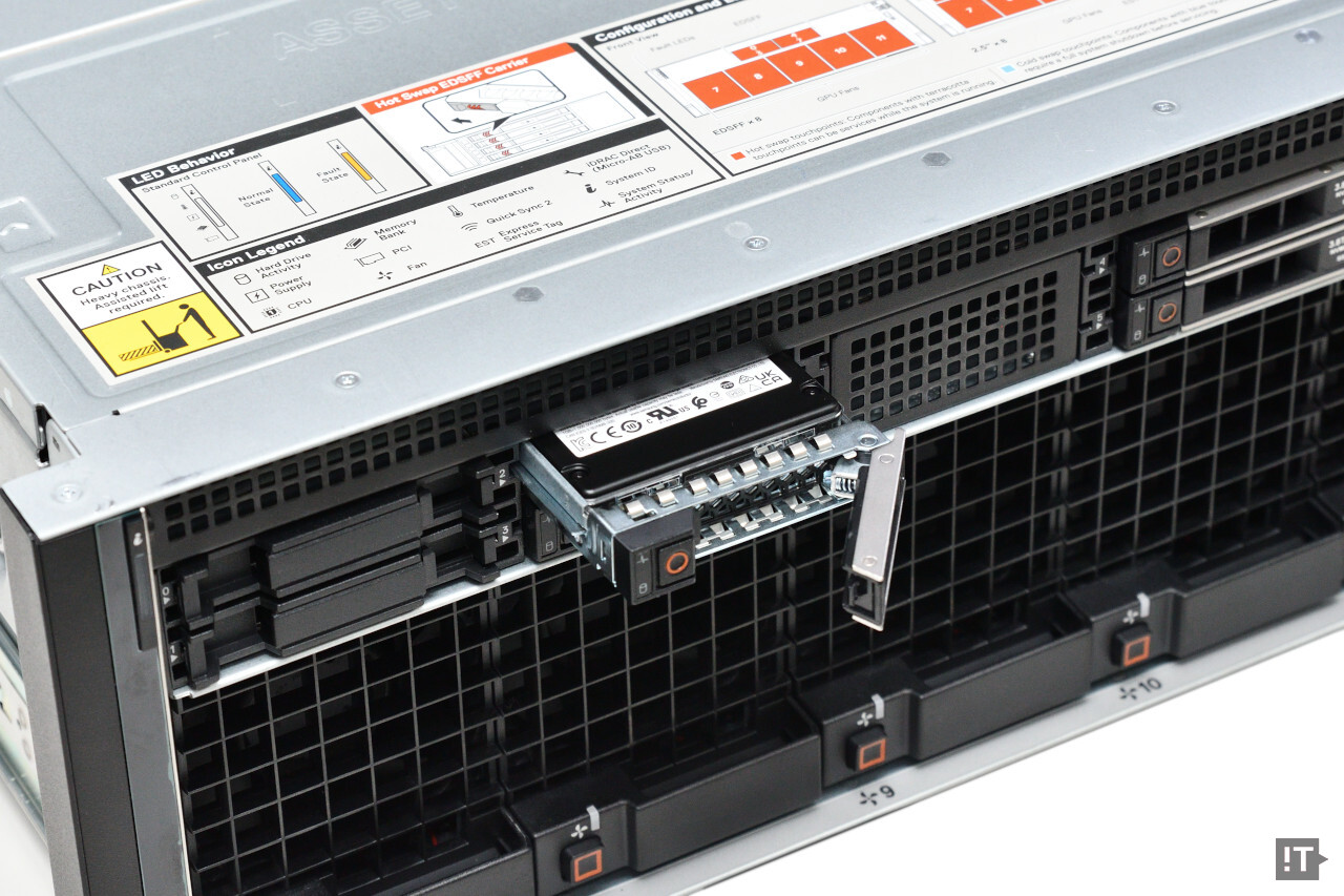 시스템 전면에서는 U.2나 E3.S 폼팩터의 드라이브를 8개까지 쓸 수 있다. / 권용만 기자