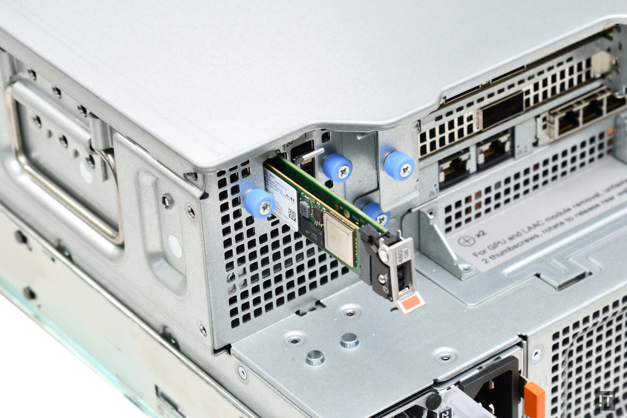 운영체제 설치를 위한 별도의 소형 스토리지 베이 ‘BOSS-N1’도 특징이다. / 권용만 기자