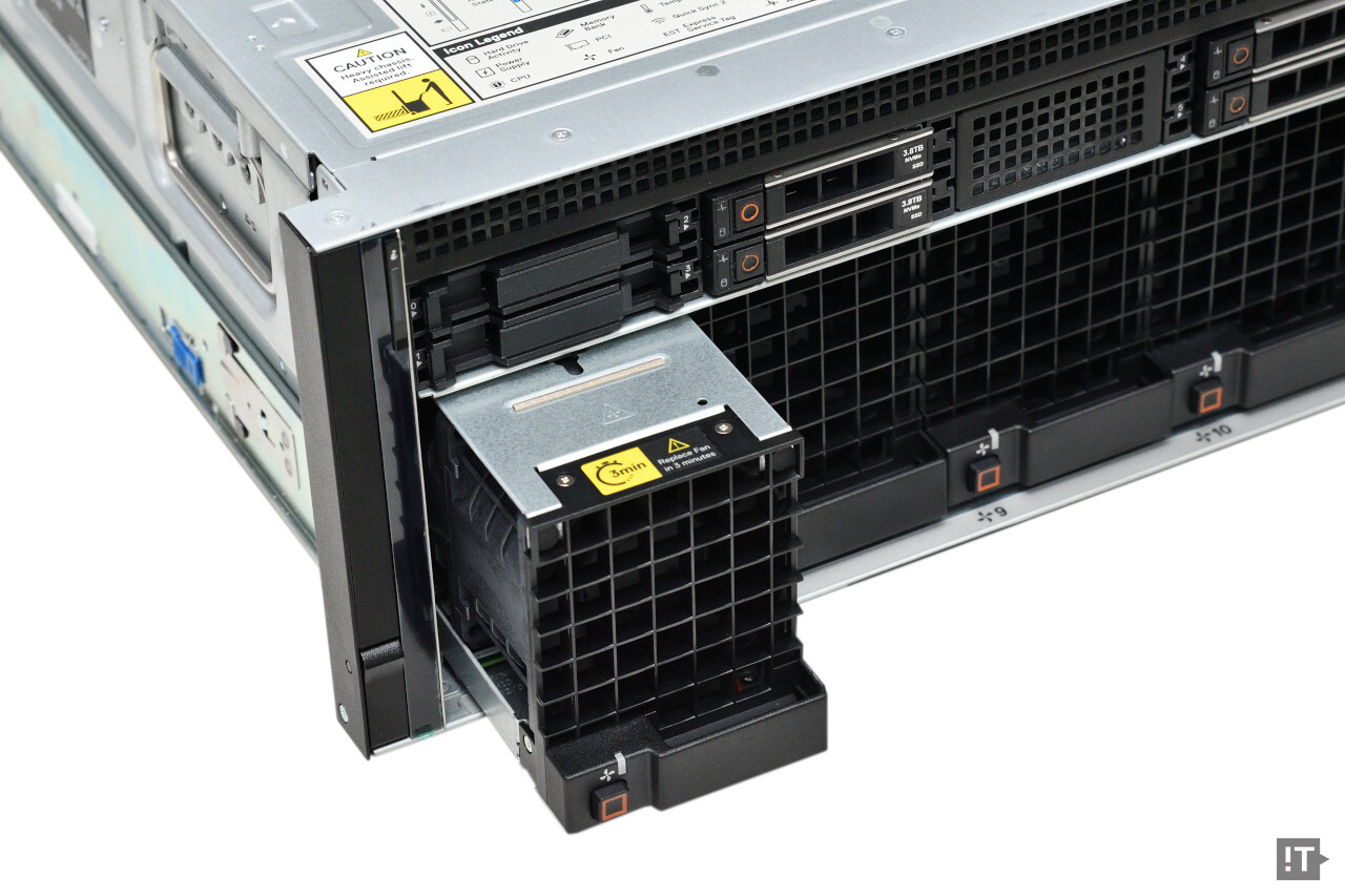 시스템의 팬이나 드라이브 등은 시스템 가동 중 교체 가능한 ‘핫 스왑’이 기본이다. / 권용만 기자