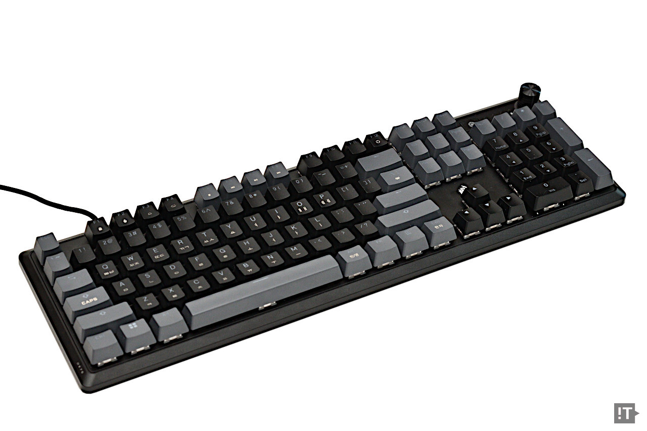 보편적인 ‘풀사이즈’ 배열을 갖춘 커세어 K70 코어 RGB 기계식 게이밍 키보드 / 권용만 기자