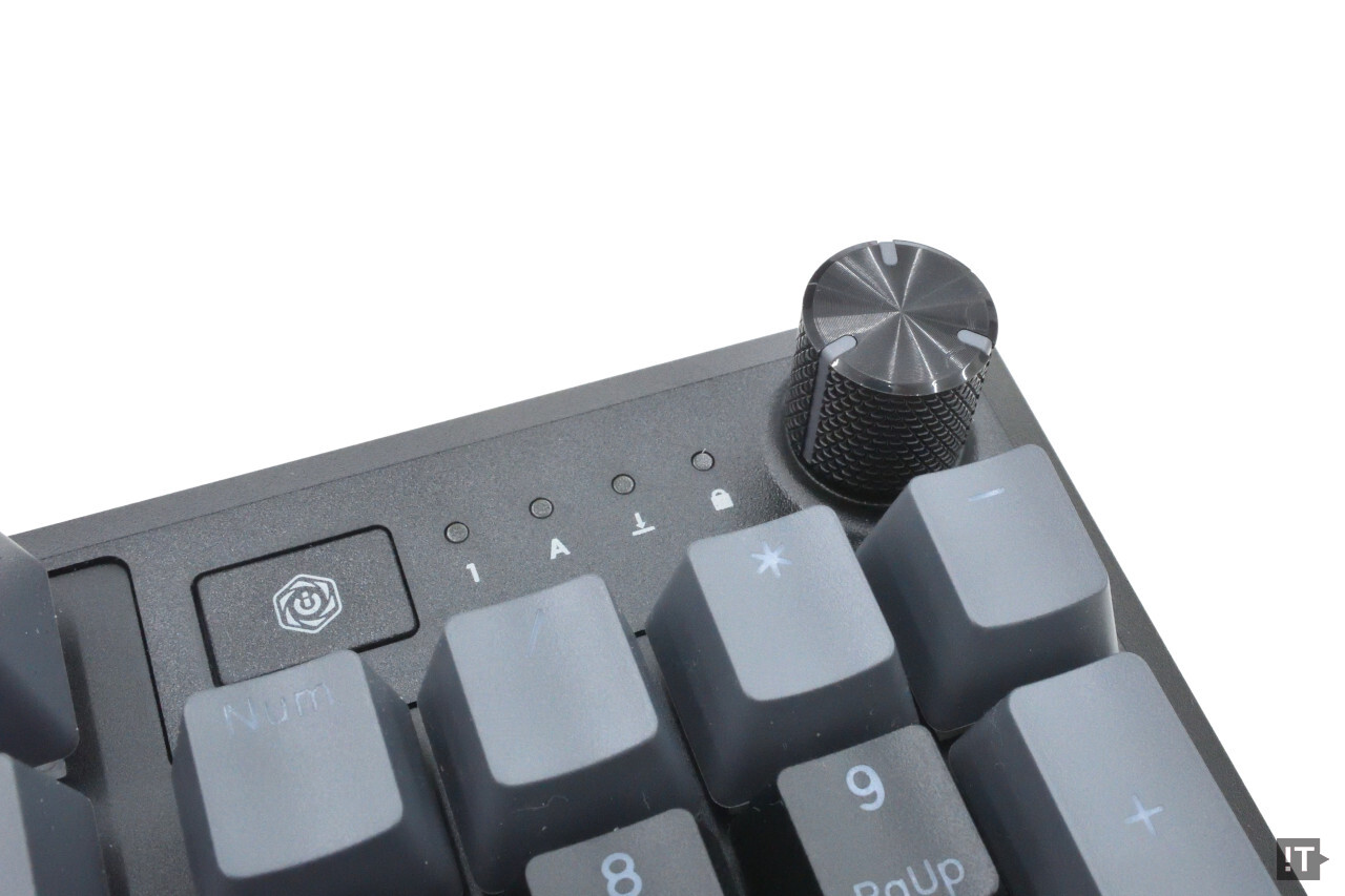 키보드에 있는 다이얼은 볼륨 조절이나 스크롤 등에서 편리하게 쓸 수 있다. / 권용만 기자