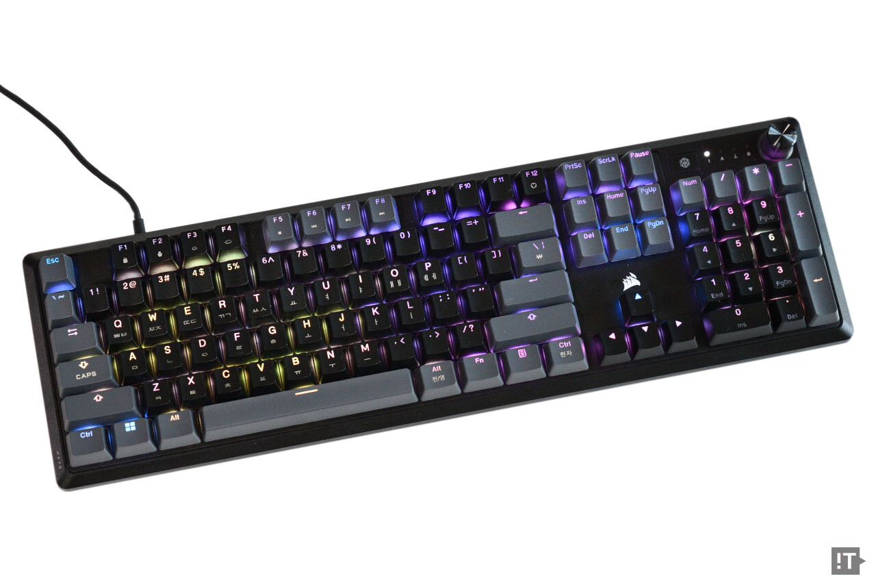 키 단위로 제어 가능한 화려한 RGB 조명도 만족감을 높인다. / 권용만 기자