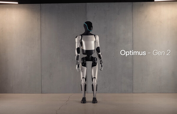 테슬라가 최근 선보인 휴머노이드 로봇 '옵티머스-2' / 테슬라 유튜브