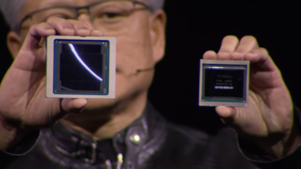 젠슨 황 엔비디아 CEO가 소개한 블랙웰 GPU (좌), 호퍼 GPU (우) / 엔비디아 GTC 기조연설 중계 영상 갈무리