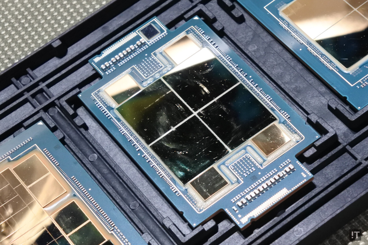 CPU에 HBM을 결합한 인텔 제온 CPU 맥스 시리즈 / 권용만 기자