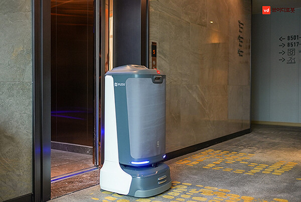 층간 이동이 가능한 실내 배송로봇 ‘플래시봇(FlashBot)’ / 브이디컴퍼니
