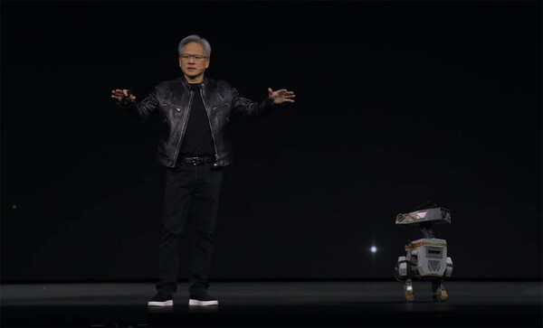 엔비디아의 연례 개발자 컨퍼런스 'GTC 2024'에서 엔비디아 CEO가 AI 로봇을 소개하고 있다. / 엔비디아 유튜브