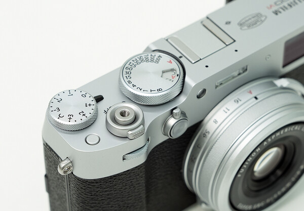 카메라 상단에는 셔터스피드, 노출값 다이얼 그리고 셔터 버튼이 위치했다. / 조상록 기자