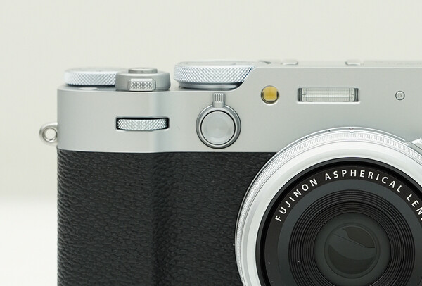 전면 레버로 광학식 뷰파인더에서 전자식 뷰파인더로 전환할 수 있다. / 조상록 기자