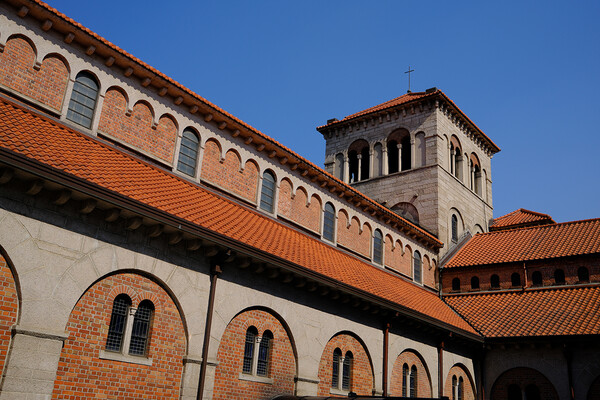 벨비아 모드로 촬영한 사진으로, 건물의 붉은 색과 하늘의 푸른 색을 선명하게 보여준다. / 조상록 기자