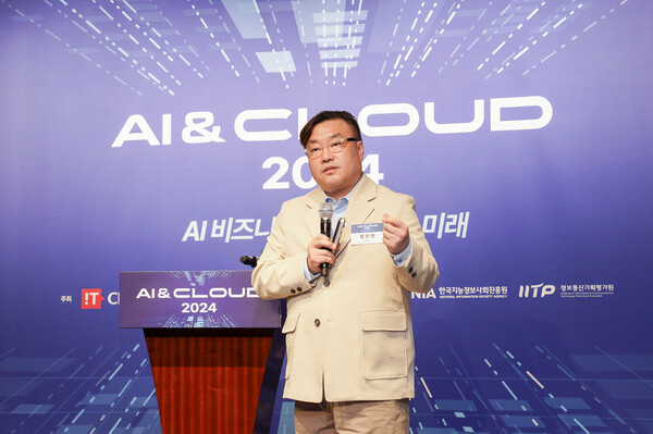 정우진 KT컨설팅그룹장 전무가 27일 IT조선 인공지능(AI)&클라우드(Cloud) 2024 - AI 비즈니스와 클라우드 미래포럼에서 '디지털 트랜스포메이션의 새로운 모멘텀 AX(AI Transformation·AI 전환)!'라는 주제로 기조연설하고 있다. / IT조선